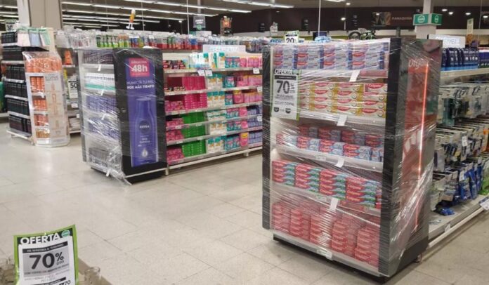 Avivada total: supermercados de Salta encintaron mercadería por la suba del dólar
