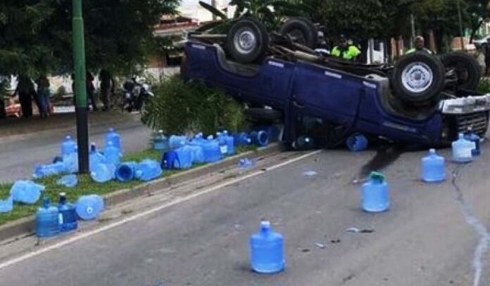 Volcó una camioneta llena de bidones de agua en avenida Arenales y aparecieron 