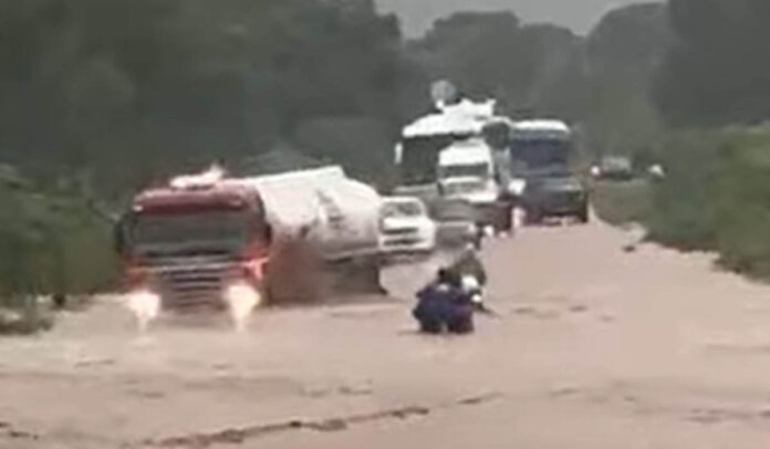 Salta: se inundó la ruta 34 y hay vehículos varados