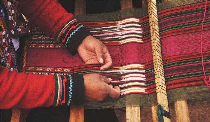 Dictan cursos gratis para artesanos en el Mercado Artesanal de Salta