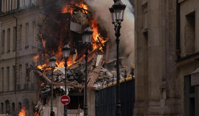Impactante: un edificio de París se incendió por un escape de gas y se derrumbó
