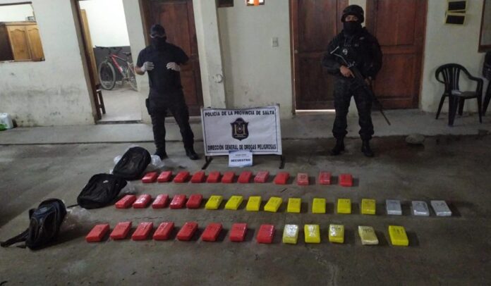 Salta: escapaban de la policía y tiraron tres mochilas con 41 kilos de heroína