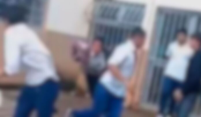 Conmoción en la escuela: alumno atacó con un cuchillo a una compañera y a la maestra