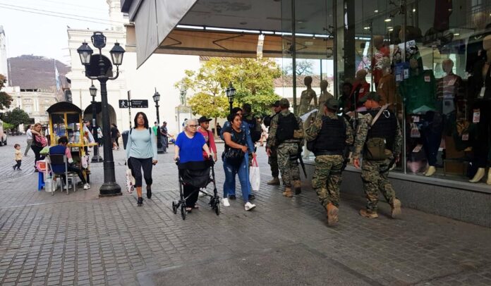 Por miedo a los saqueos en Salta, GOPAR recorre y custodia el centro