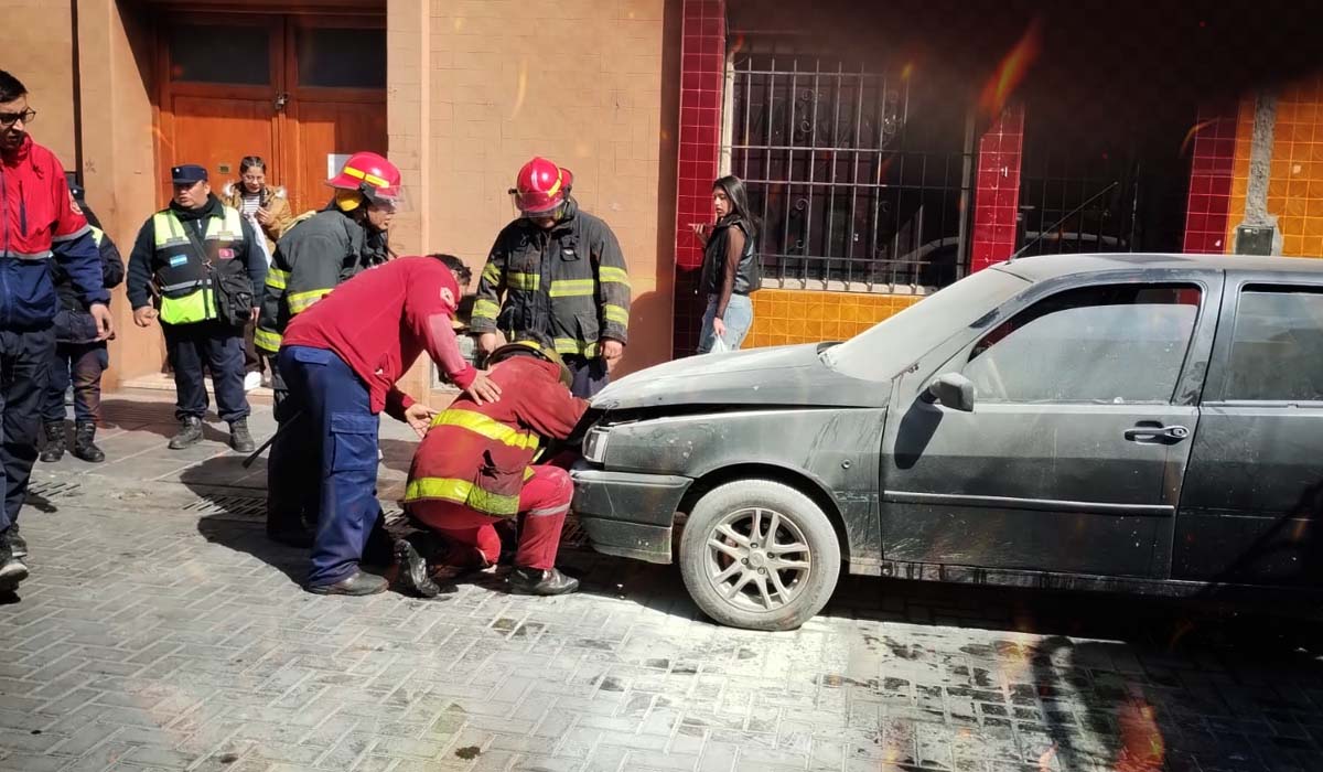 Un auto se prendió fuego afuera de un telo céntrico de Salta