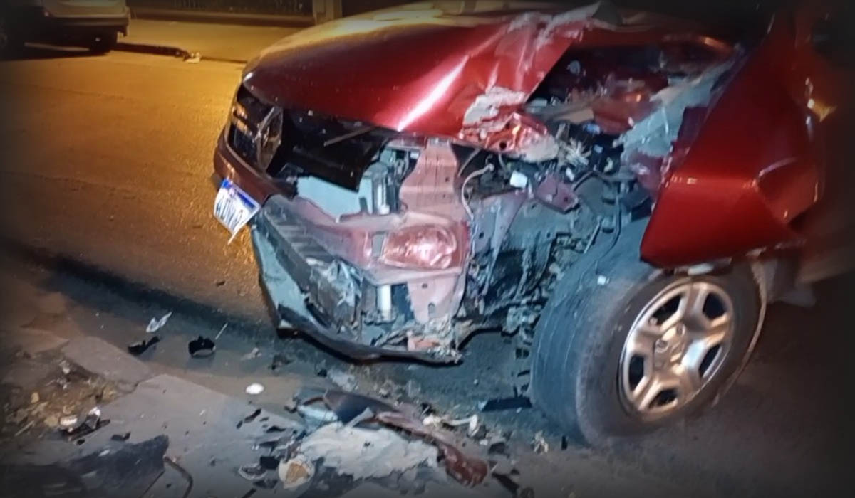 Tremendo choque en el centro salteño: una camioneta se reventó contra un poste de luz