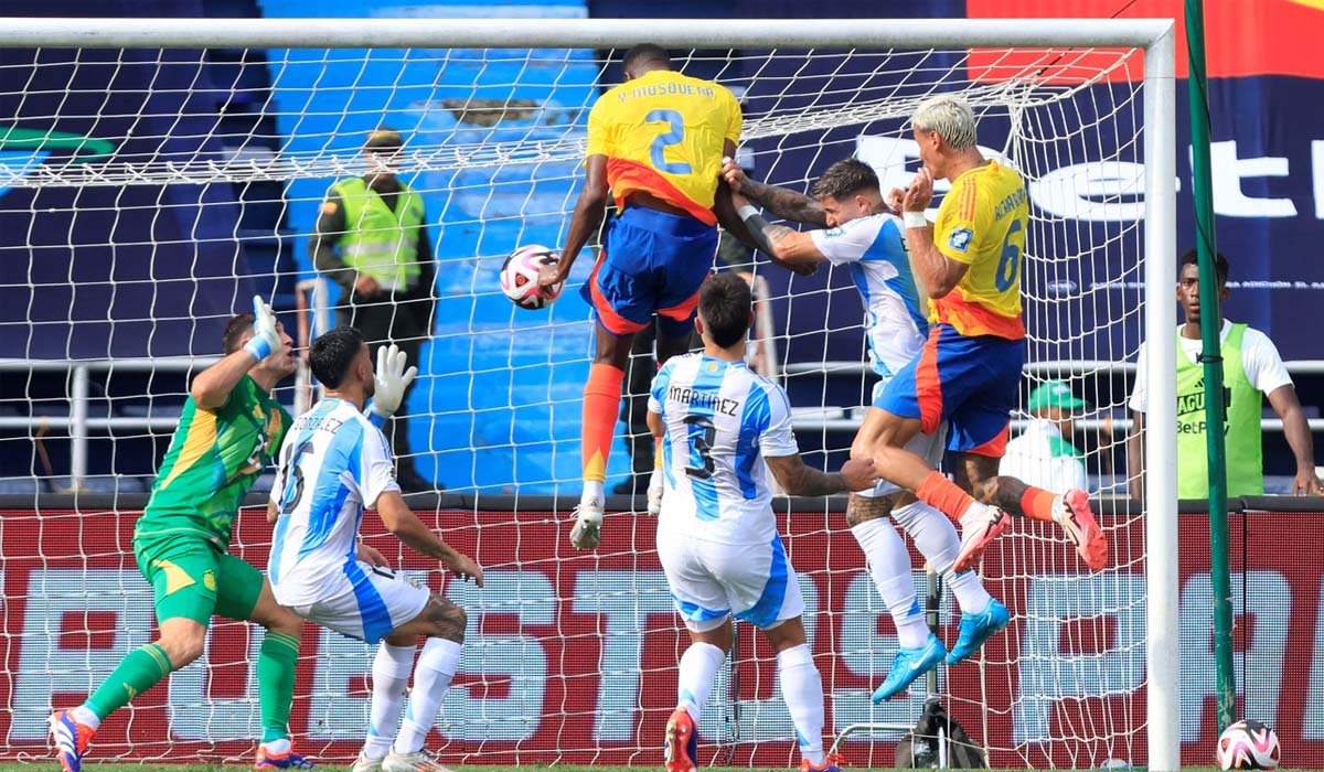 Argentina cayó 2-1 ante Colombia en Barranquilla por un polémico penal