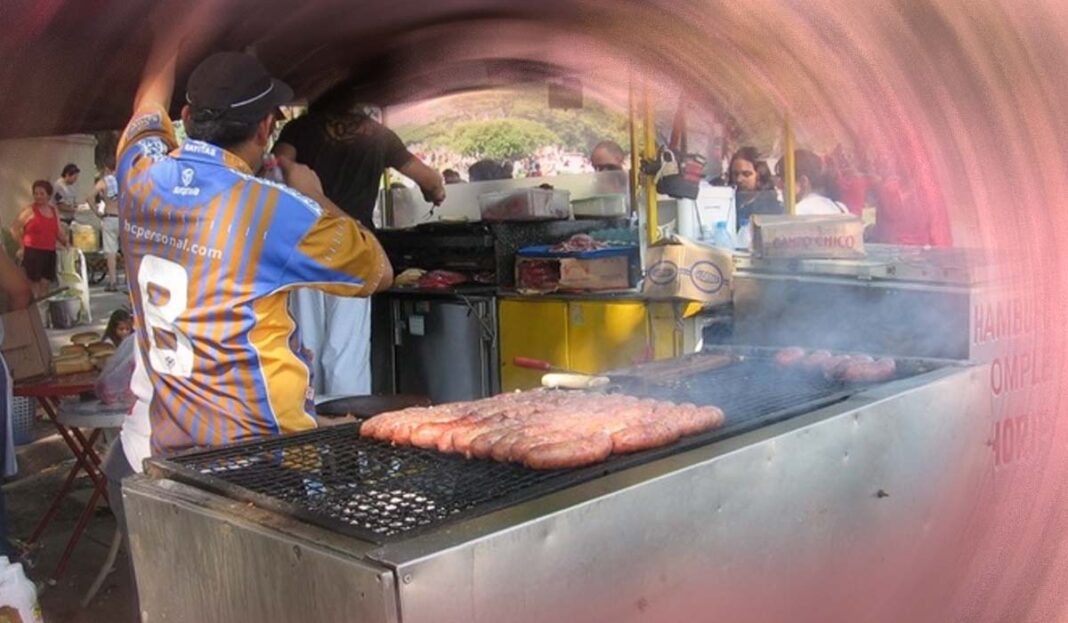 Peregrino comió un choripan y terminó en el hospital: 