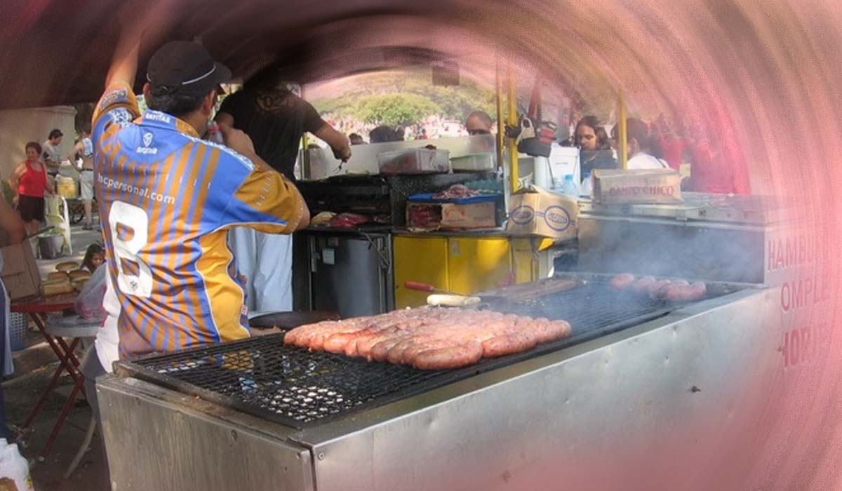 Peregrino comió un choripan y terminó en el hospital: "Tragó una..."