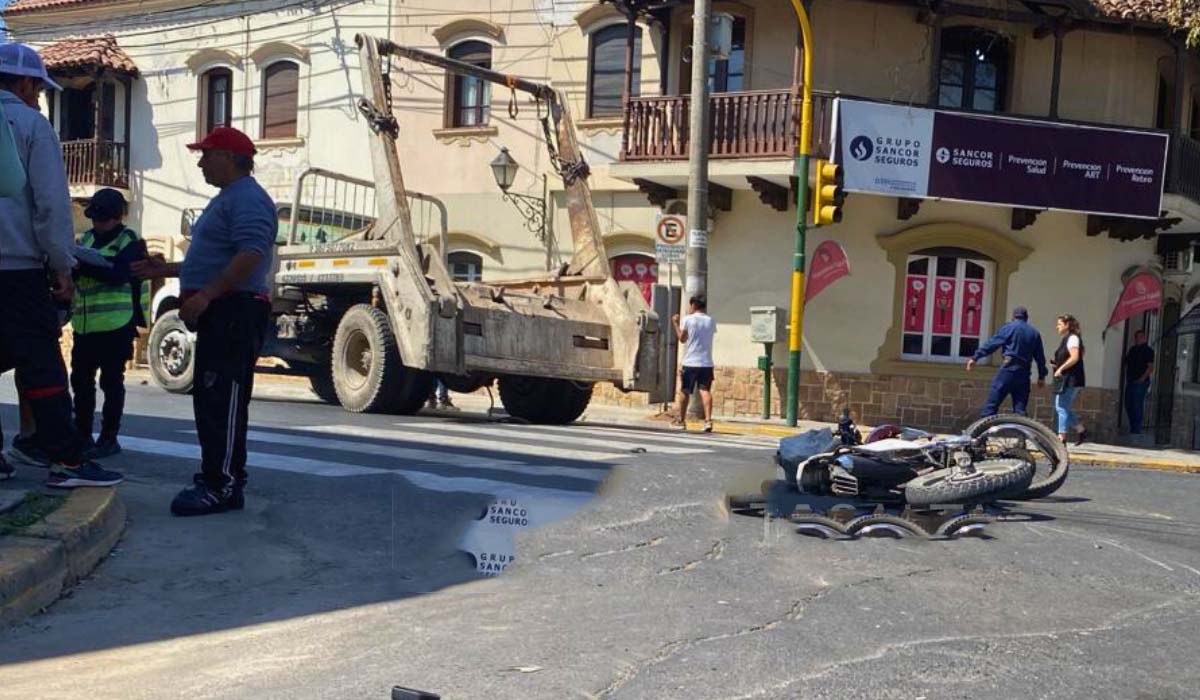 Brutal choque entre una moto y un camión remolcador en plena Avenida Sarmiento