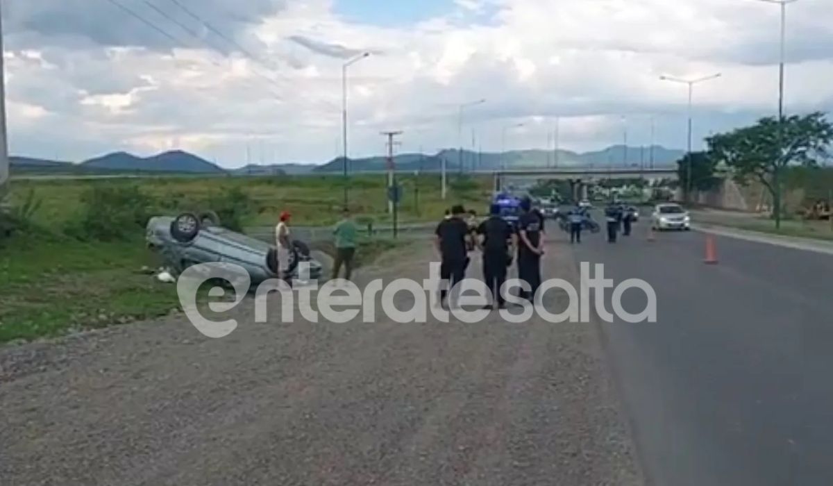 Auto perdió el control del auto y volcó camino a San Lorenzo