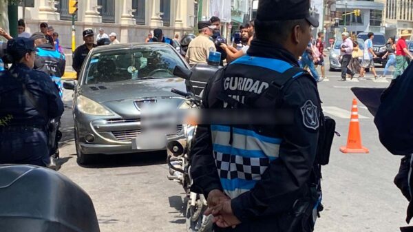 Caos total en Av. Belgrano: policías quieren secuestrar un supuesto auto UBER